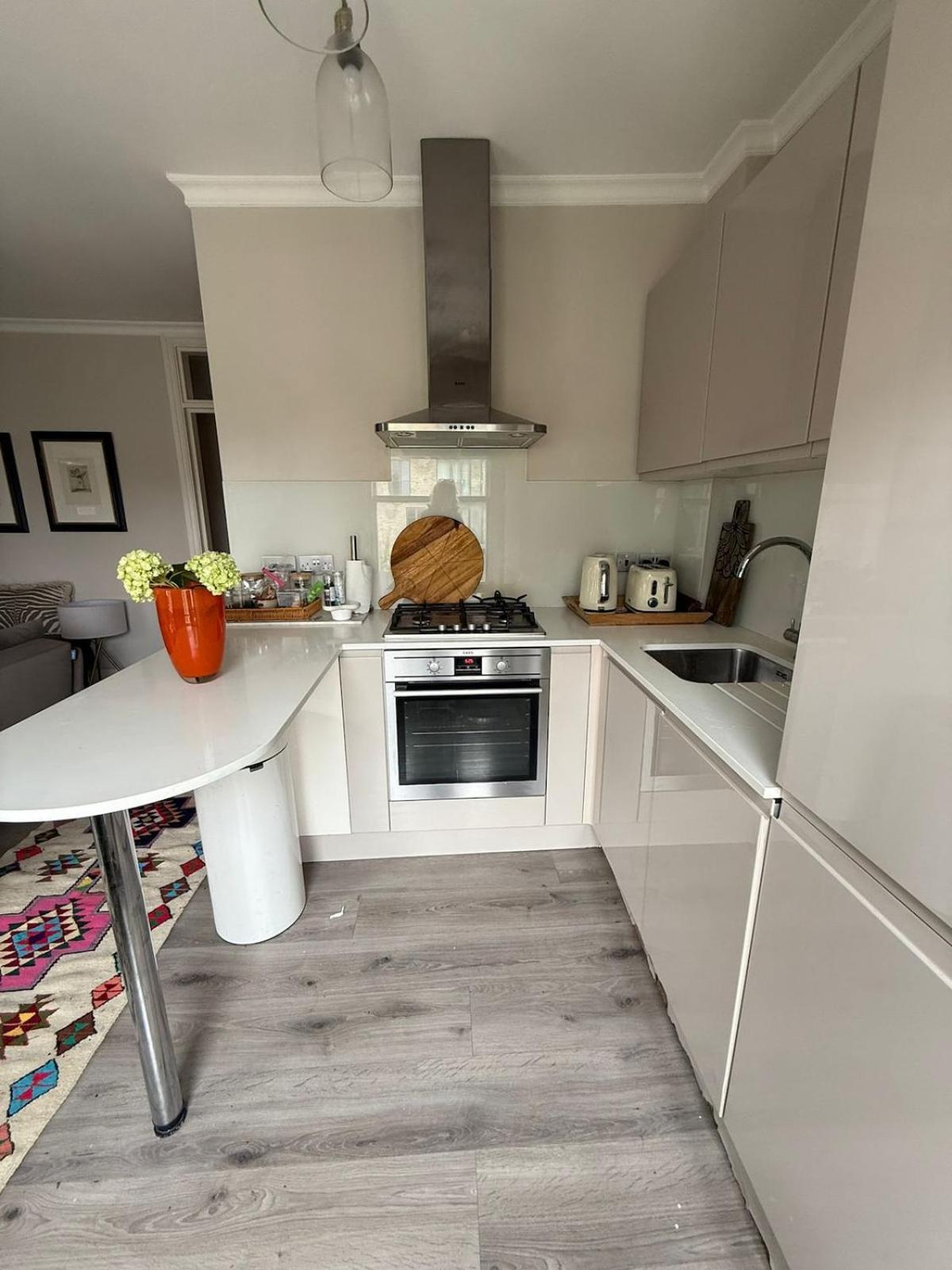 Apartment Bright, Chic, And Cosy Floor Flat