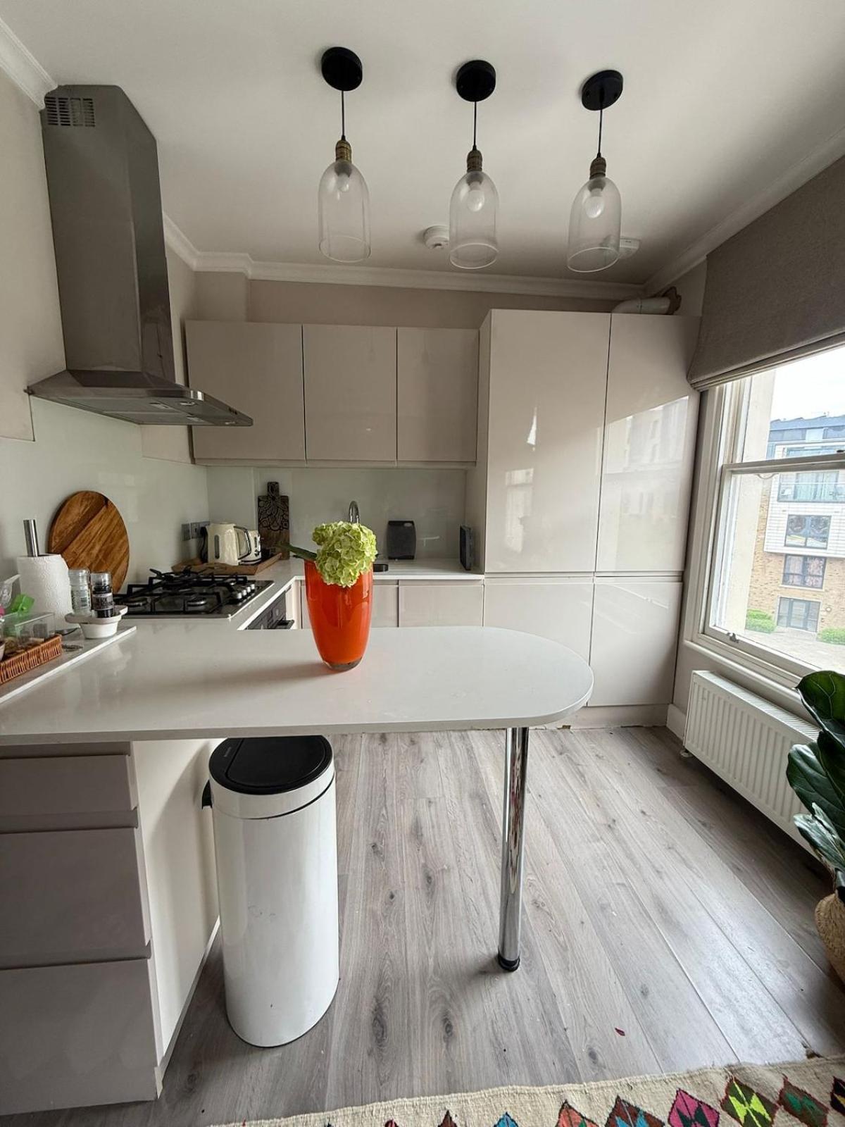 Apartment Bright, Chic, And Cosy Floor Flat London