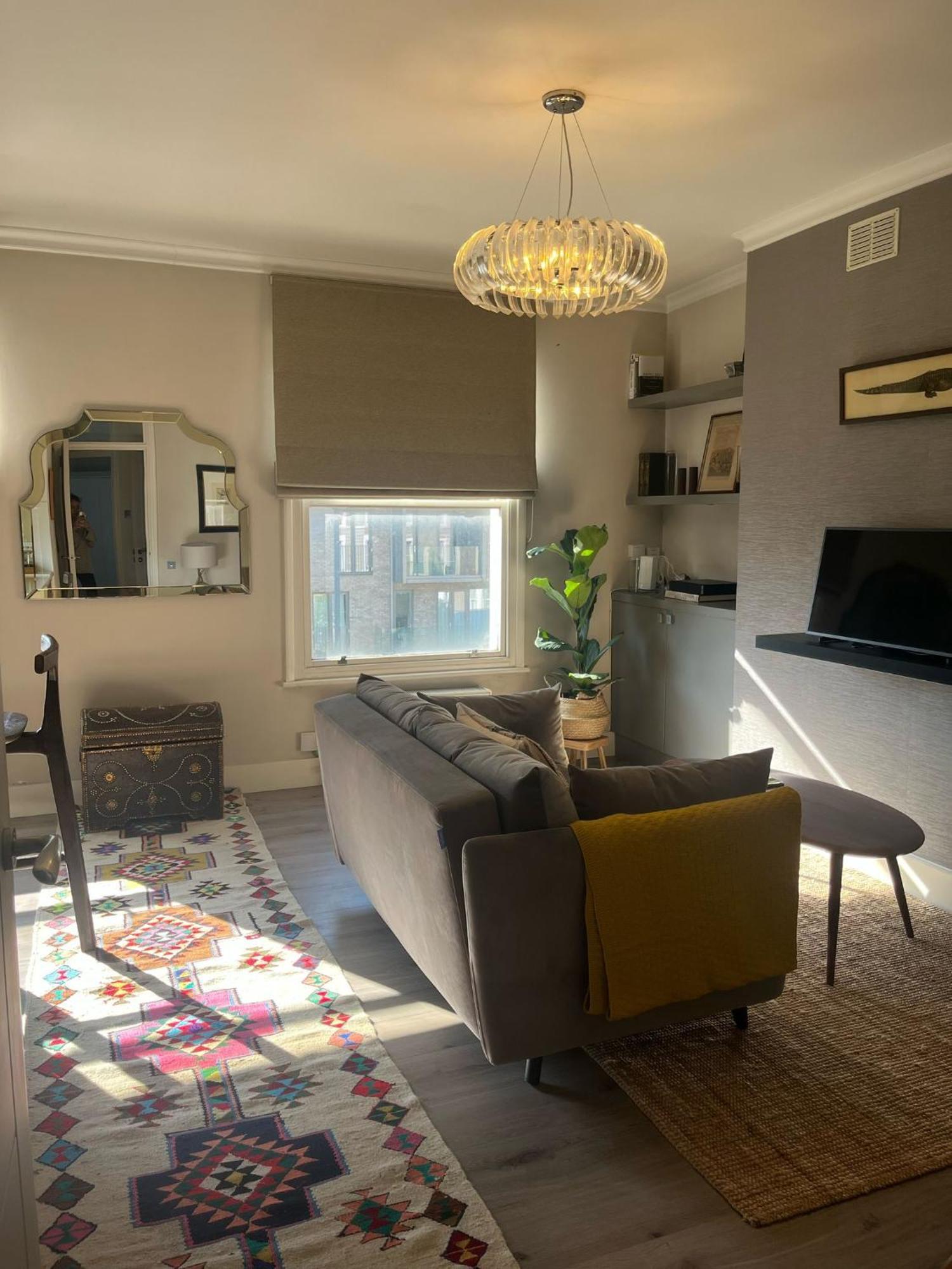 Bright, Chic, And Cosy Floor Flat London